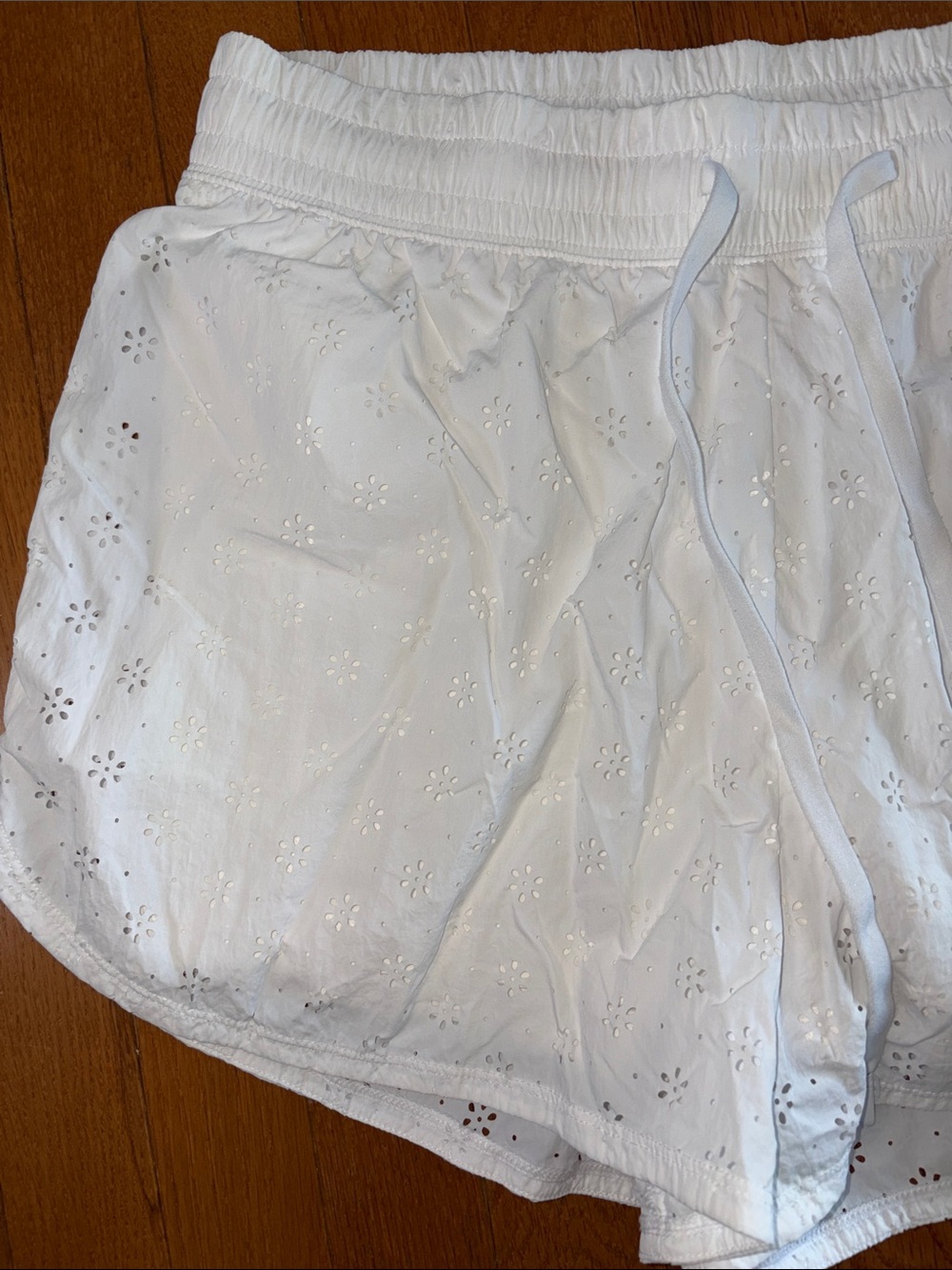 Gilly Hicks White Eyelet Lined Pull-On Shorts Size Large Beach Lounge - Picture 7 of 8